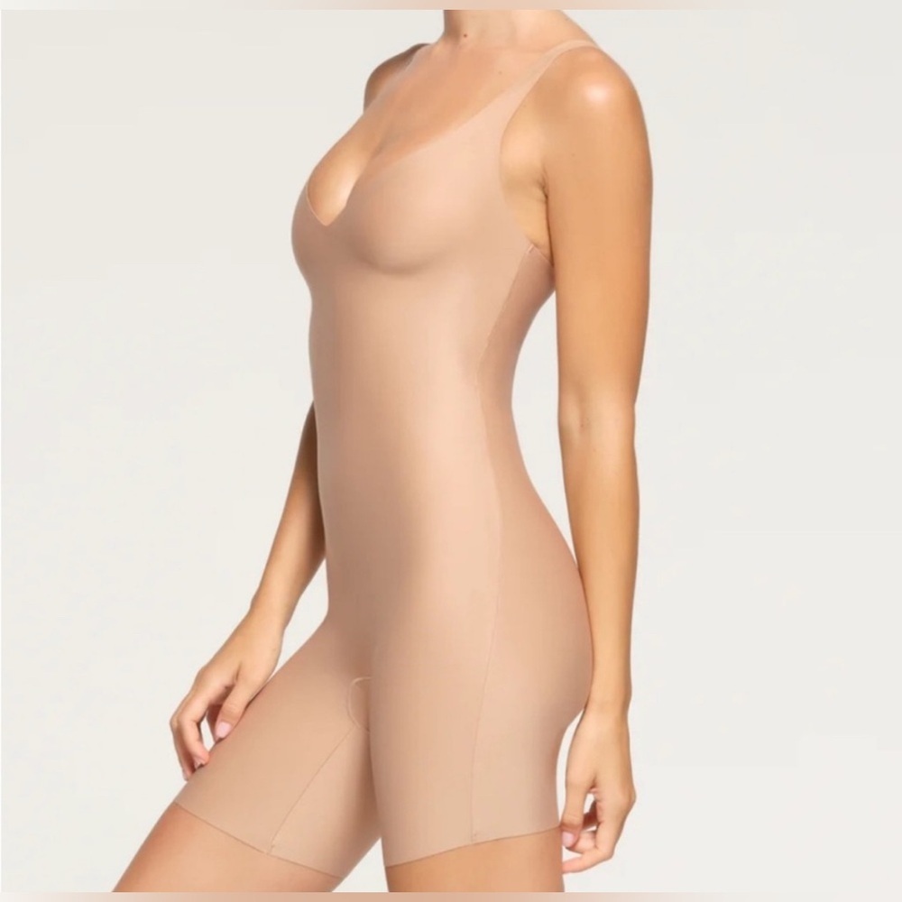 NEW! SKIMS BODY UNLINED PLUNGE MID THIGH BODYSUIT Color Clay Size S